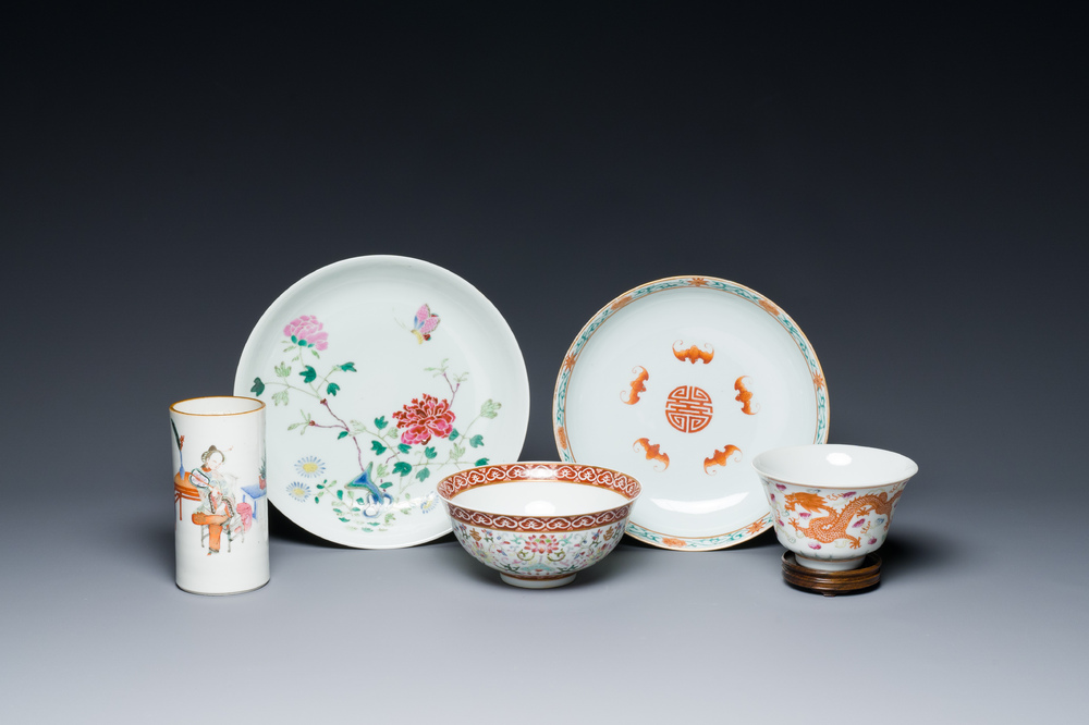 Un pot &agrave; pinceaux, deux assiettes et deux bols en porcelaine de Chine famille rose, 19/20&egrave;me