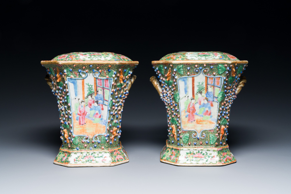 Paire de bouqueti&egrave;res en porcelaine de Chine famille rose de Canton, 19&egrave;me