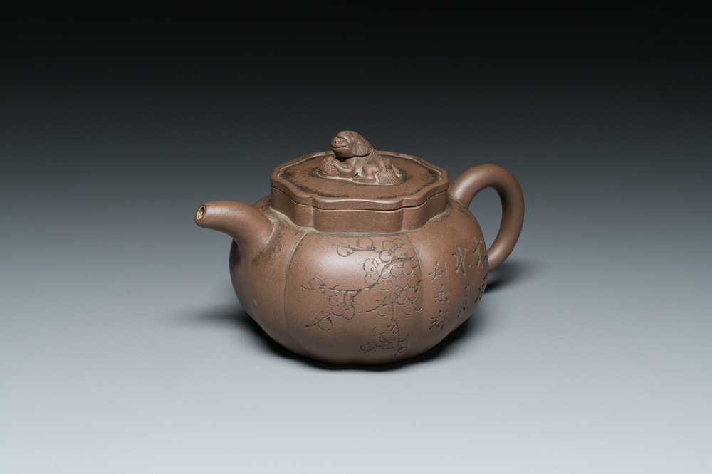 Een Chinese Yixing steengoed theepot met deksel, gesigneerd Li Yong 利永, Yixing zegelmerk, gedateerd 1934