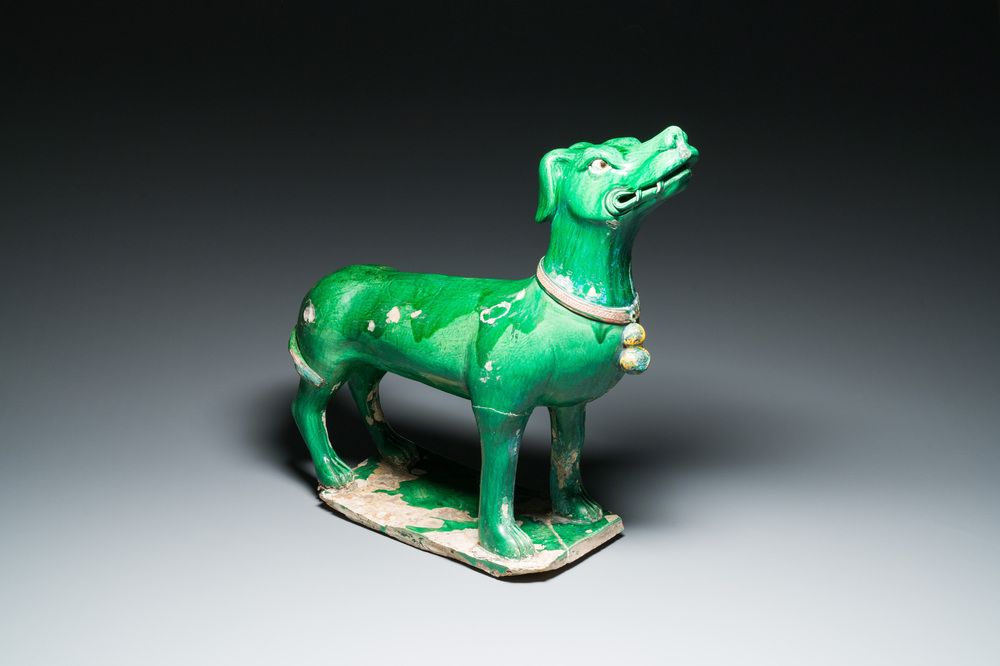 Grande tuile faiti&egrave;re en forme de chien en gr&egrave;s &eacute;maill&eacute; sancai, Chine, Ming