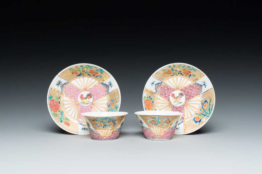 Paire de tasses et soucoupes en porcelaine de Chine famille rose &agrave; d&eacute;cor de coqs, Yongzheng
