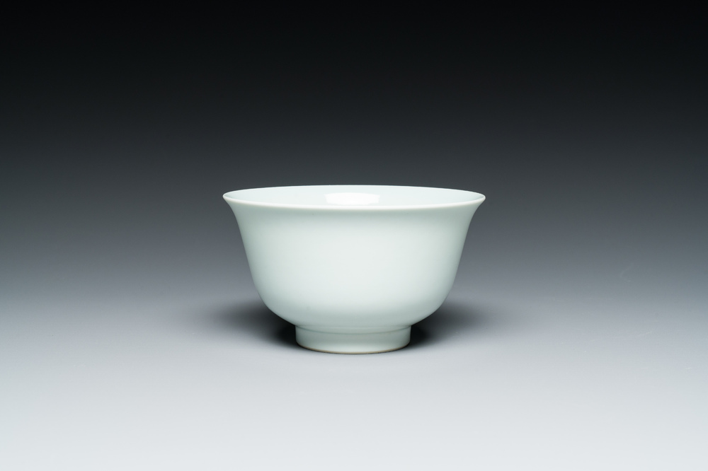 Een Chinese wit-geglazuurde kom, Jiaqing merk en mogelijk periode