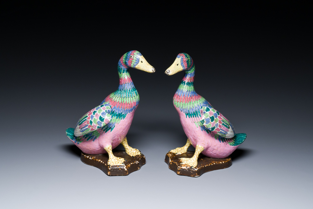A pair of Chinese famille rose models of ducks, 19/20th C.