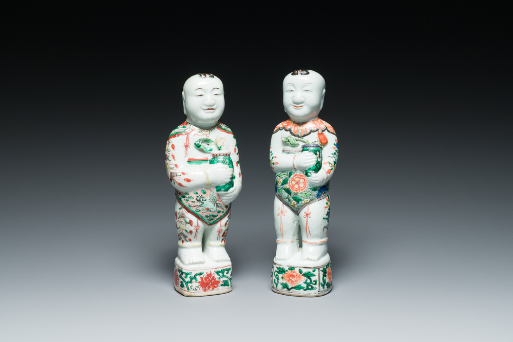Paire de figures des 'Hehe Er Xian' en porcelaine de Chine famille verte, Kangxi
