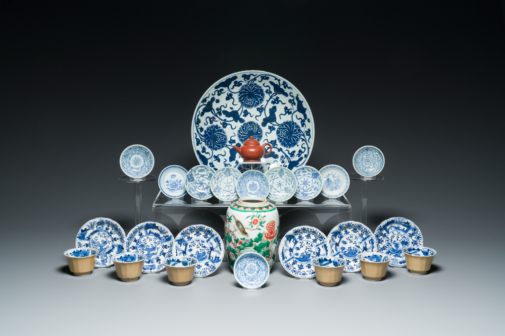 A varied collection of Chinese porcelain, 18/19th C.