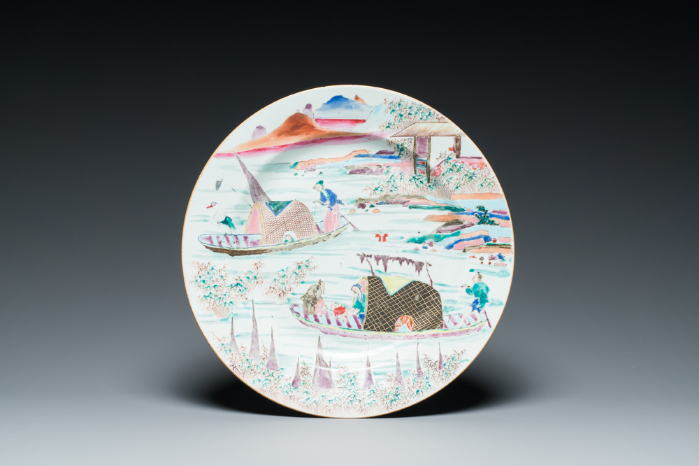 Plat en porcelaine de Chine famille rose &agrave; d&eacute;cor de p&ecirc;cheurs dans un sampan, Yongzheng/Qianlong