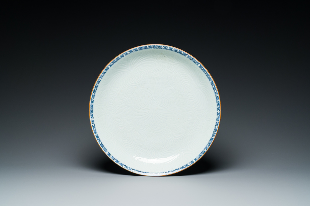A Chinese floral anhua-decorated dish with blue and white rim, Yongzheng