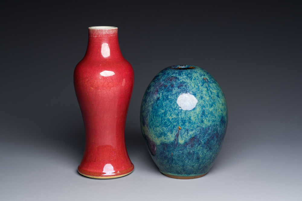 Un vase en porcelaine de Chine en rouge de cuivre et un en gr&egrave;s de Yixing &agrave; &eacute;mail flamb&eacute;, marque de Ge Mingxiang Zao 葛明祥造, 19&egrave;me