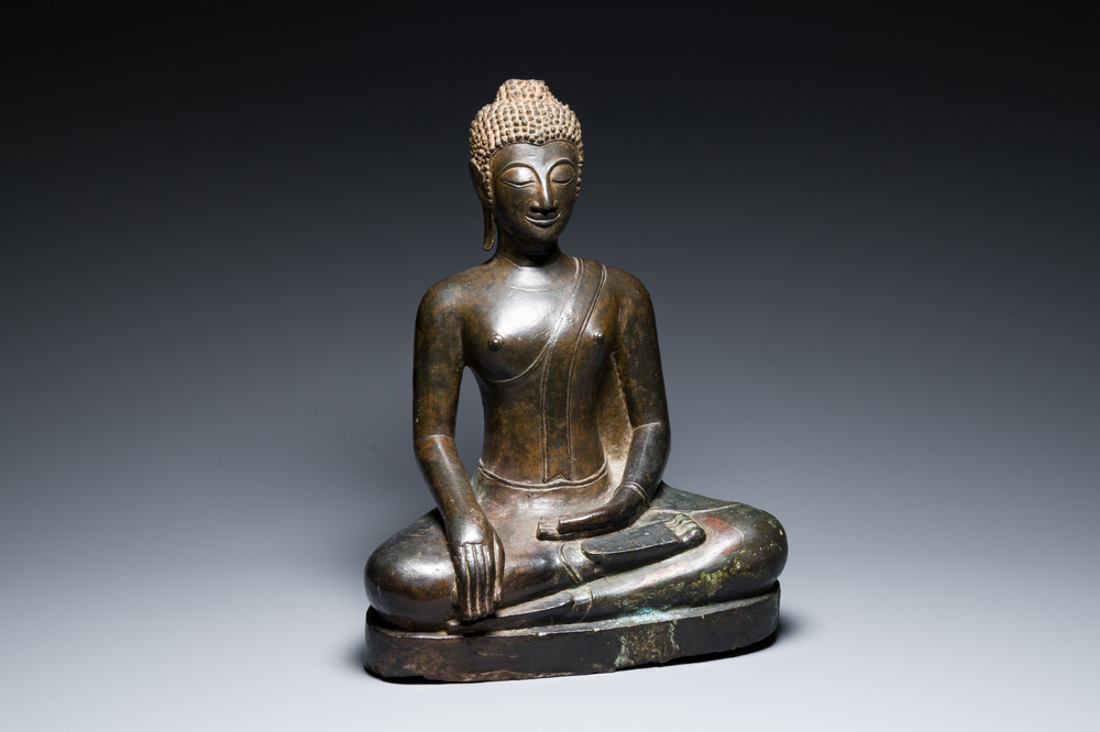 Grand Bouddha en bronze dans le style Sukhotai du Nord, Tha&iuml;lande, 17&egrave;me