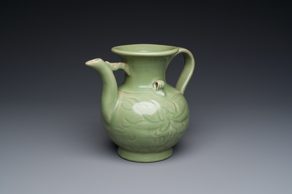 Een Chinese Longquan celadon wijnkan met anhua decor, Yuan/Ming