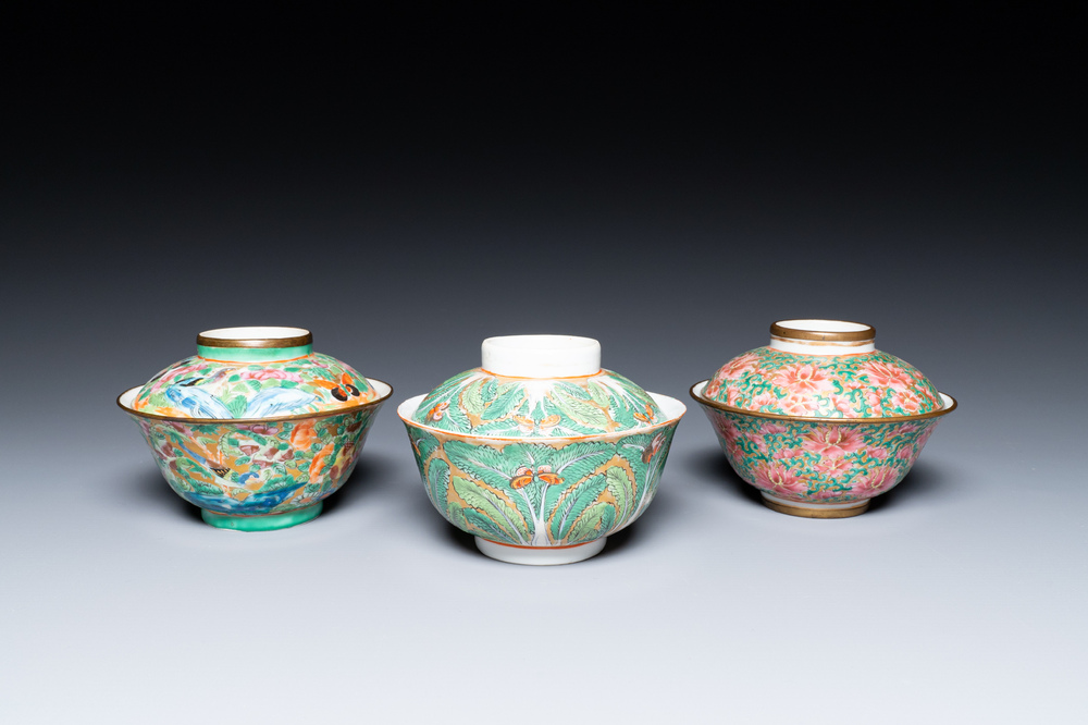 Trois bols couverts en porcelaine de Chine famille rose pour le march&eacute; thai, 19&egrave;me