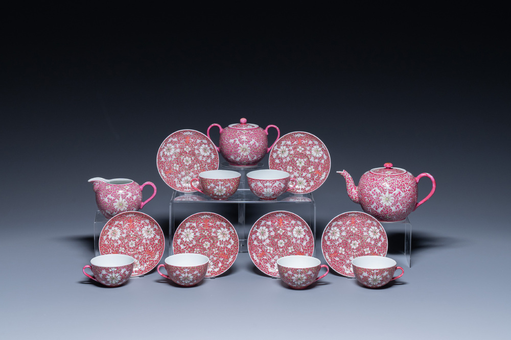 Een Chinees 15-delig theeservies met lotusdecor op paarse fondkleur, Guangxu merk, 20e eeuw