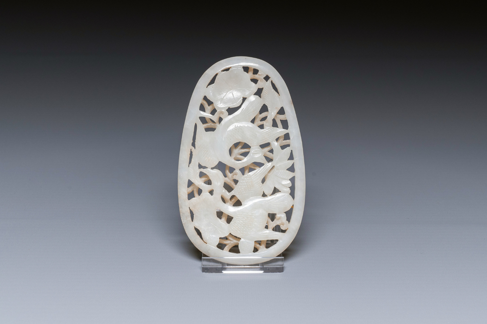 Een Chinese opengewerkte plaque in witte jade, Qing