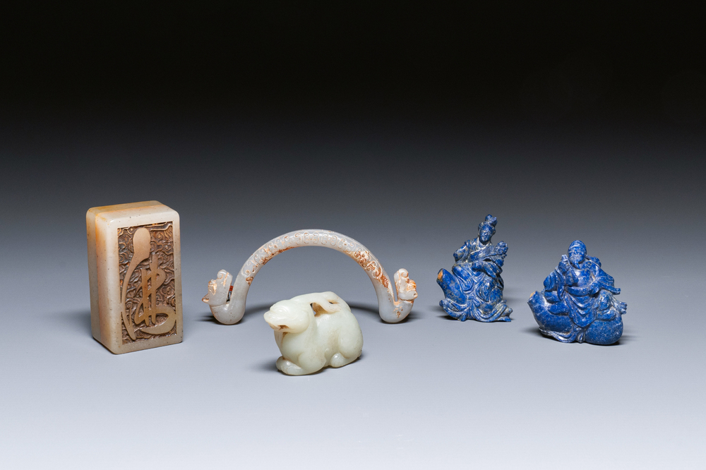 Vijf Chinese snijwerken in jade en lapis lazuli, 19/20e eeuw