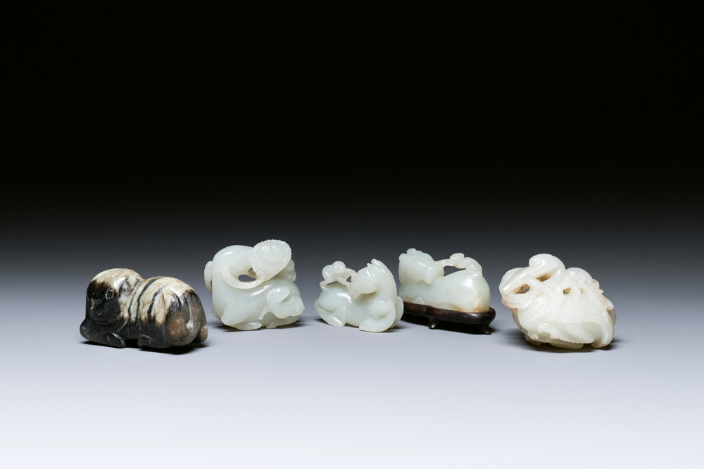 Vijf Chinese snijwerken in witte, celadon en grijs-zwarte jade, Qing/Republiek