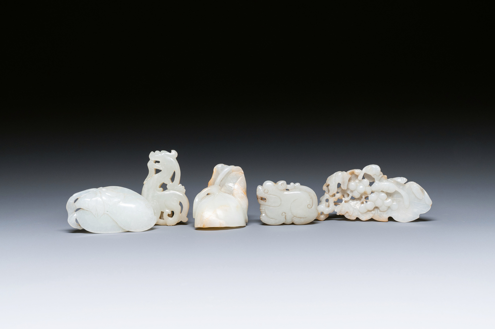Cinq sculptures en jade blanc et c&eacute;ladon, Chine, Qing/R&eacute;publique