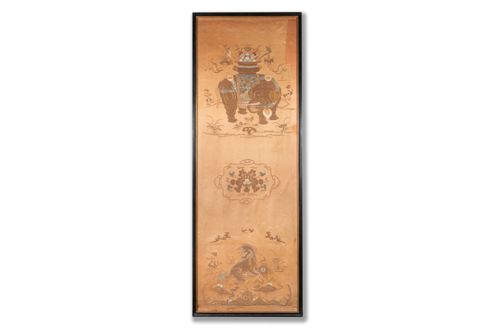 Couverte de chaise en soie brod&eacute;e aux fils m&eacute;talliques, Chine, Qianlong