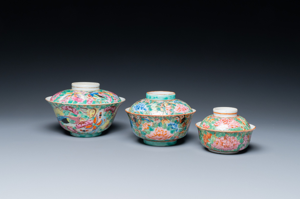 Trois bols couverts en porcelaine de Chine famille rose pour le march&eacute; thai, 19&egrave;me