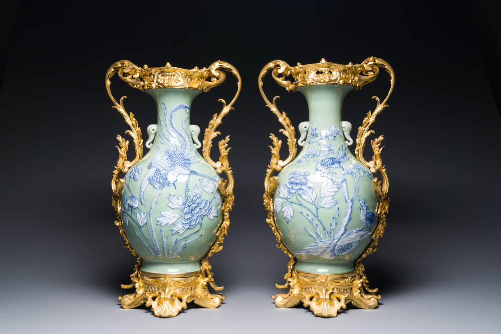 Paire de vases en porcelaine de Chine &agrave; d&eacute;cor de ph&eacute;nix en bleu et blanc sur fond c&eacute;ladon aux montures en bronze dor&eacute;, 19&egrave;me