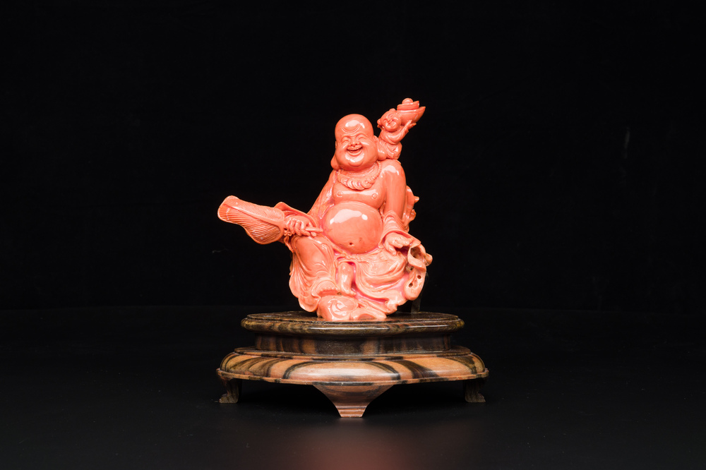 Sculpture de Bouddha rieur en corail rouge sur socle en bois, Chine, 19/20&egrave;me