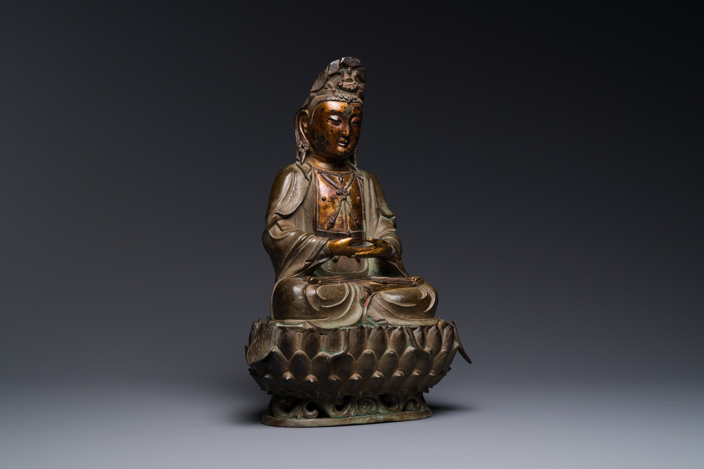 Statuette d'un Bodhisattva sur tr&ocirc;ne de lotus en bronze partiellement laqu&eacute; et dor&eacute;, Chine, Ming