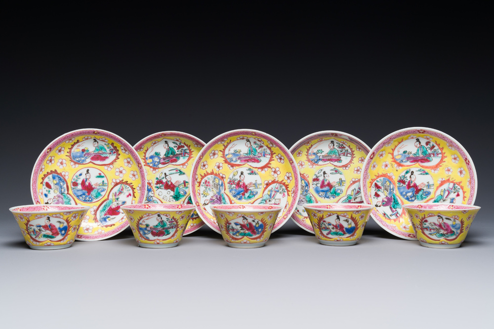 Vijf Chinese famille rose koppen en schotels met decor van de 'vier kunsten' op gele fondkleur, Yongzheng