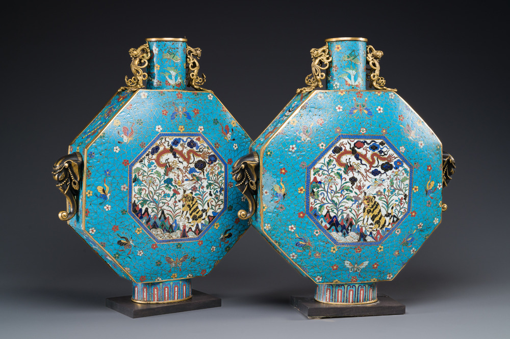 Een paar grote Chinese achthoekige cloisonn&eacute; 'bianhu' vazen, Qianlong/Jiaqing