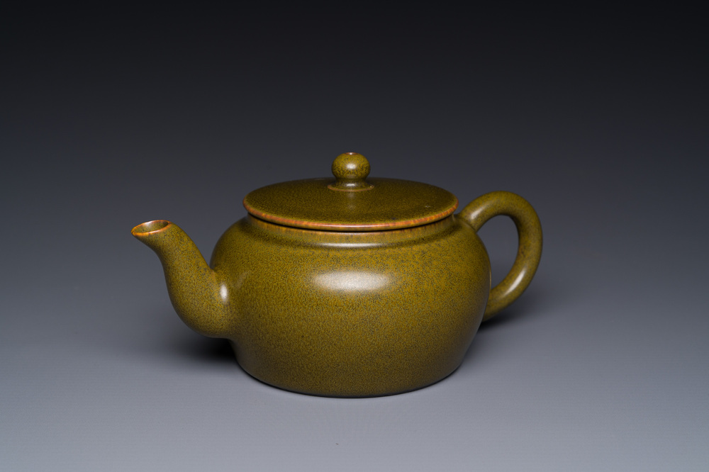 A Chinese monochrome teadust-glazed teapot, Yongzheng seal mark, 18/19th C.