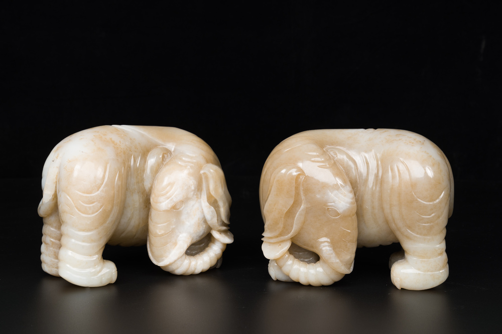 Een paar Chinese witte en roodbruine jade sculpturen van een olifant, Qianlong