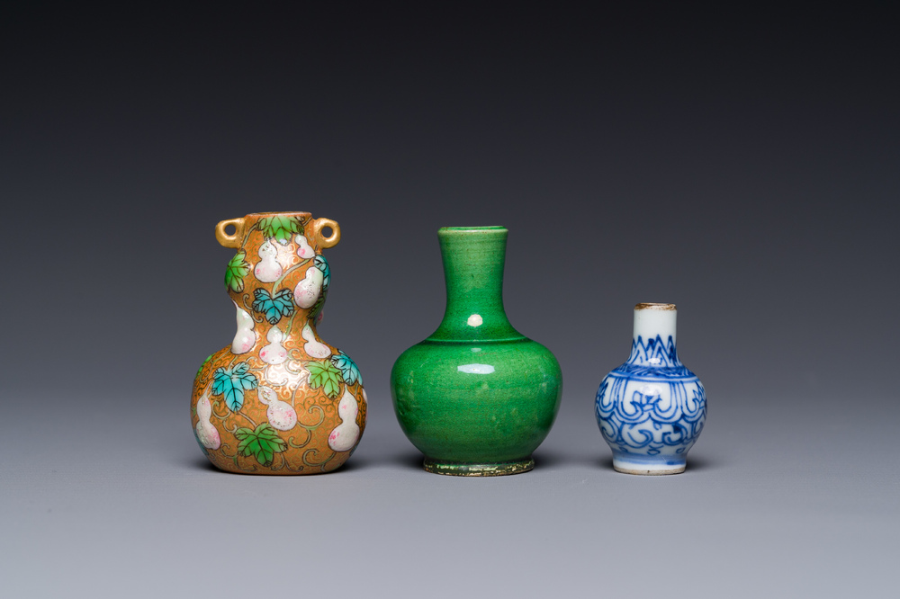 Deux vases miniatures en porcelaine de Chine et une tabati&egrave;re avec marque de Qianlong, Kangxi et post&eacute;rieur