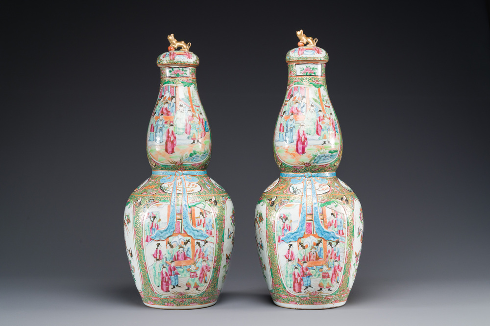 Paire de vases couverts de forme double gourde en porcelaine de Chine famille rose de Canton, 19&egrave;me