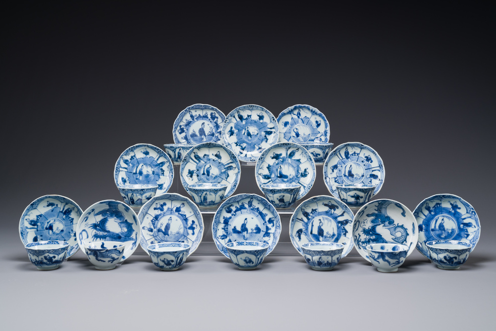 13 tasse et 14 soucoupes en porcelaine de Chine en bleu et blanc &agrave; d&eacute;cor floral et de dragon, Kangxi/Yongzheng