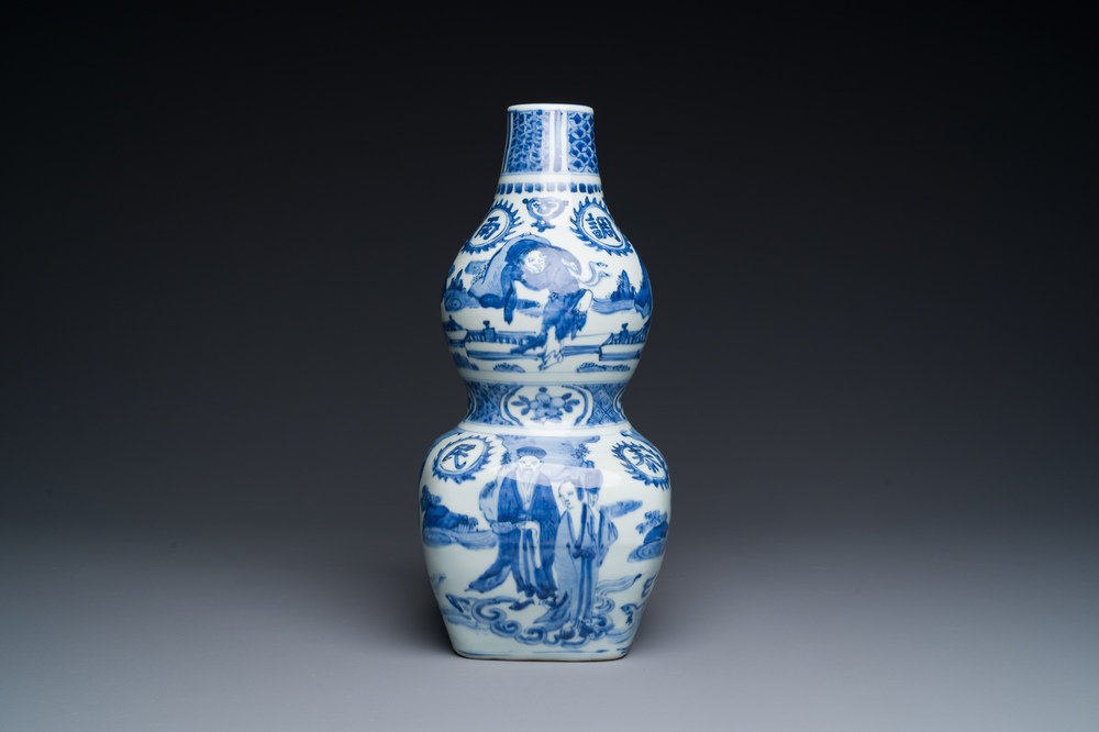 Rare vase de forme double gourde en porcelaine de Chine en bleu et blanc &agrave; d&eacute;cor de Guo Tai Min An 國泰民安, Jiajing/Wanli