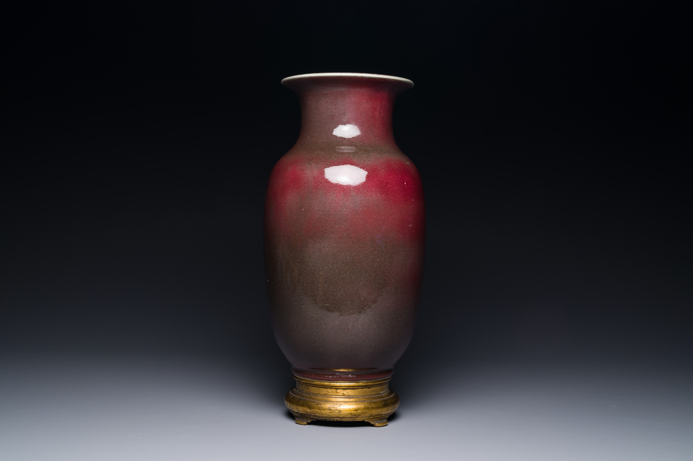 Vase en porcelaine de Chine rouge de cuivre monochrome &agrave; monture en bronze dor&eacute;, 18/19&egrave;me