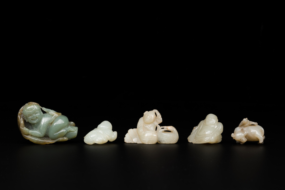 Cinq sculptures en jade blanc et c&eacute;ladon repr&eacute;sentant des gar&ccedil;ons et Bouddha, Chine, 18/19&egrave;me