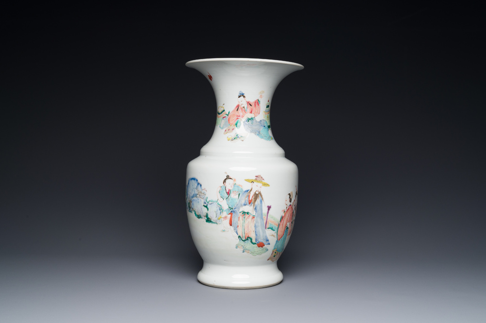 Een Chinese famille rose vaas met doorlopend figuratief decor, ji 迹 zegelmerk, Yongzheng