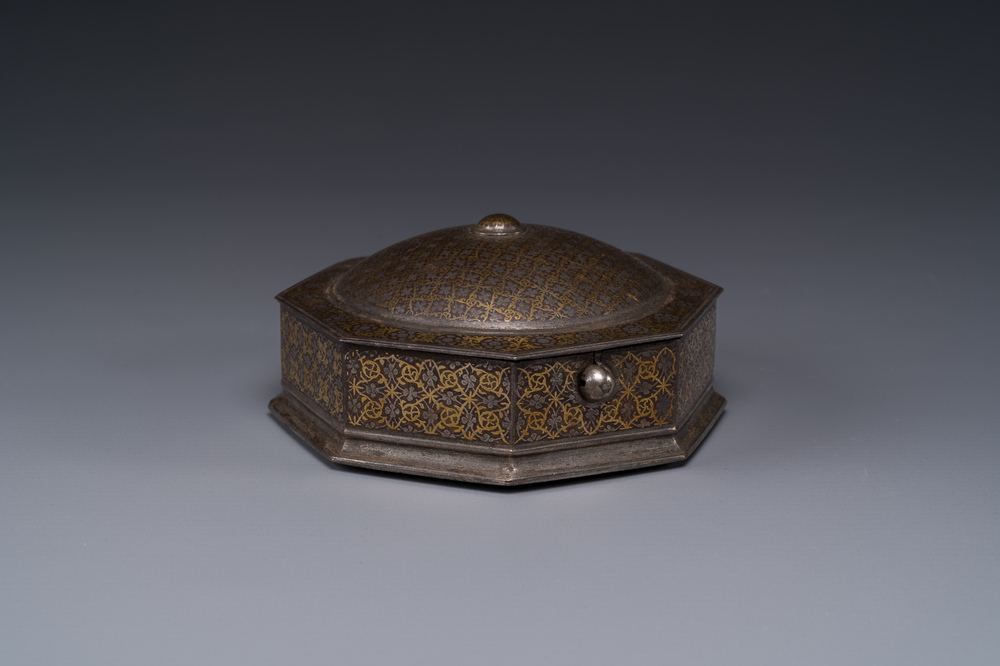Een Iraanse achthoekige, vergulde en met zilver ingelegde doos, 18/19e eeuw