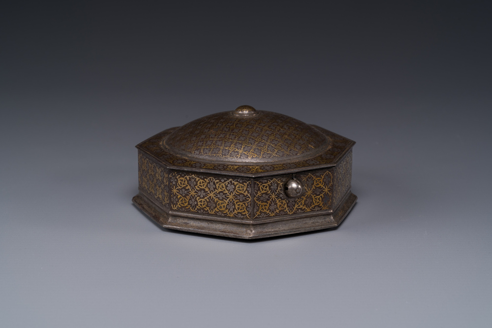 An Iranian octagonal parcel-gilt and silver inlaid box, 18/19th C.