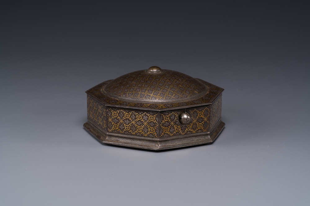 An Iranian octagonal parcel-gilt and silver inlaid box, 18/19th C.