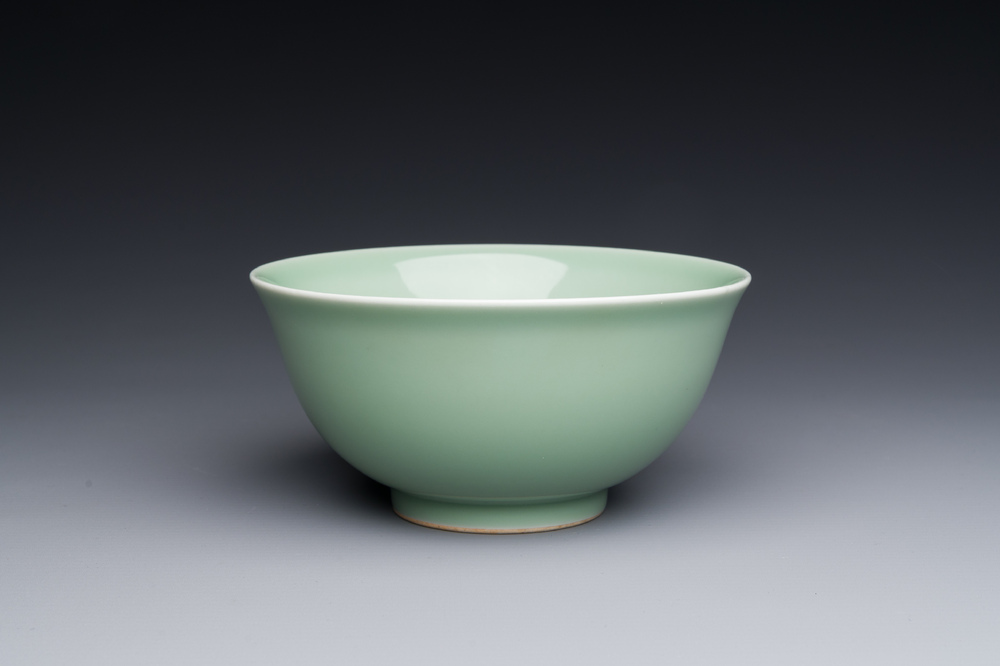 Een Chinese monochrome celadon-geglazuurde kom, Daoguang merk en mogelijk uit die periode