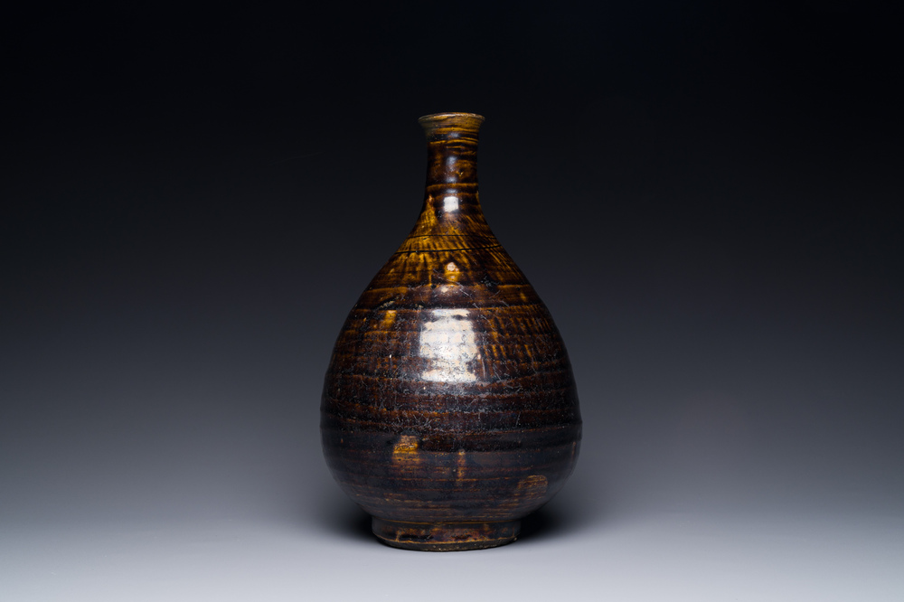 Een Koreaanse monochrome bruin geglazuurde flesvormige vaas, Goryeo, 15/16e eeuw
