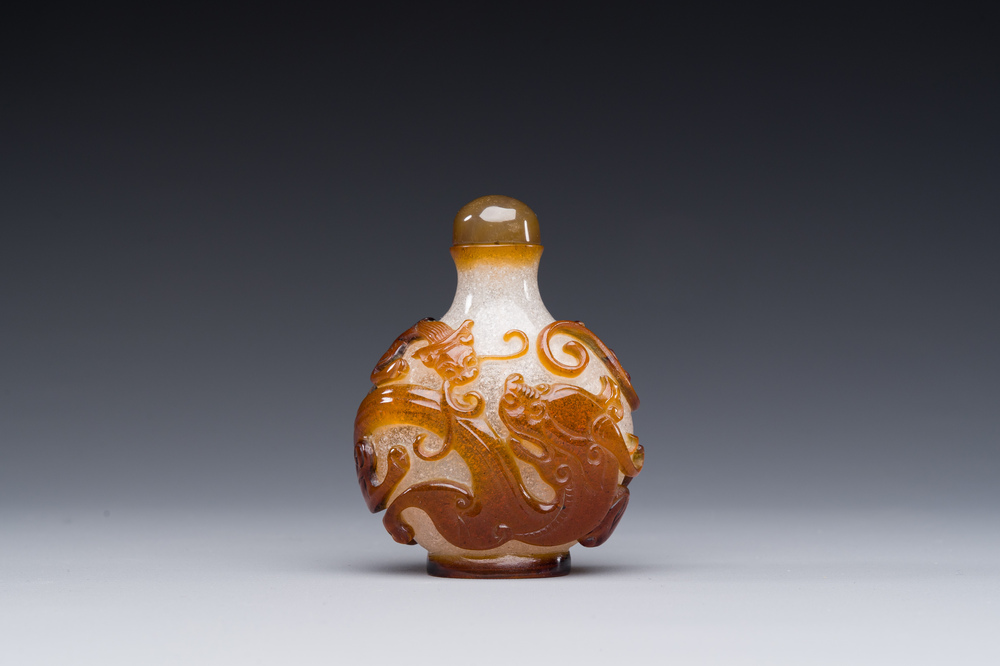 Tabati&egrave;re en verre overlay de P&eacute;kin en brun sur blanc &agrave; d&eacute;cor de chilong, Chine, Qianlong/Jiaqing