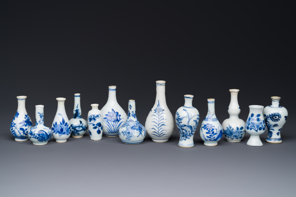 Dertien Chinese blauw-witte miniatuur vazen met floraal decor, Kangxi