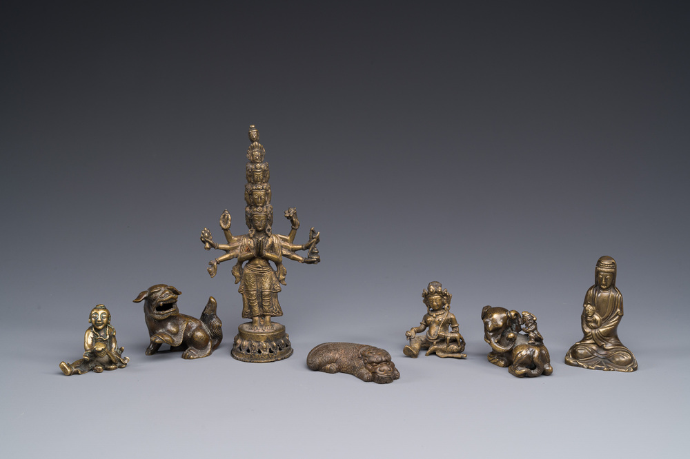 Een collectie Chinese en Sino-Tibetaanse bronzen sculpturen en scrollgewichten, Qing