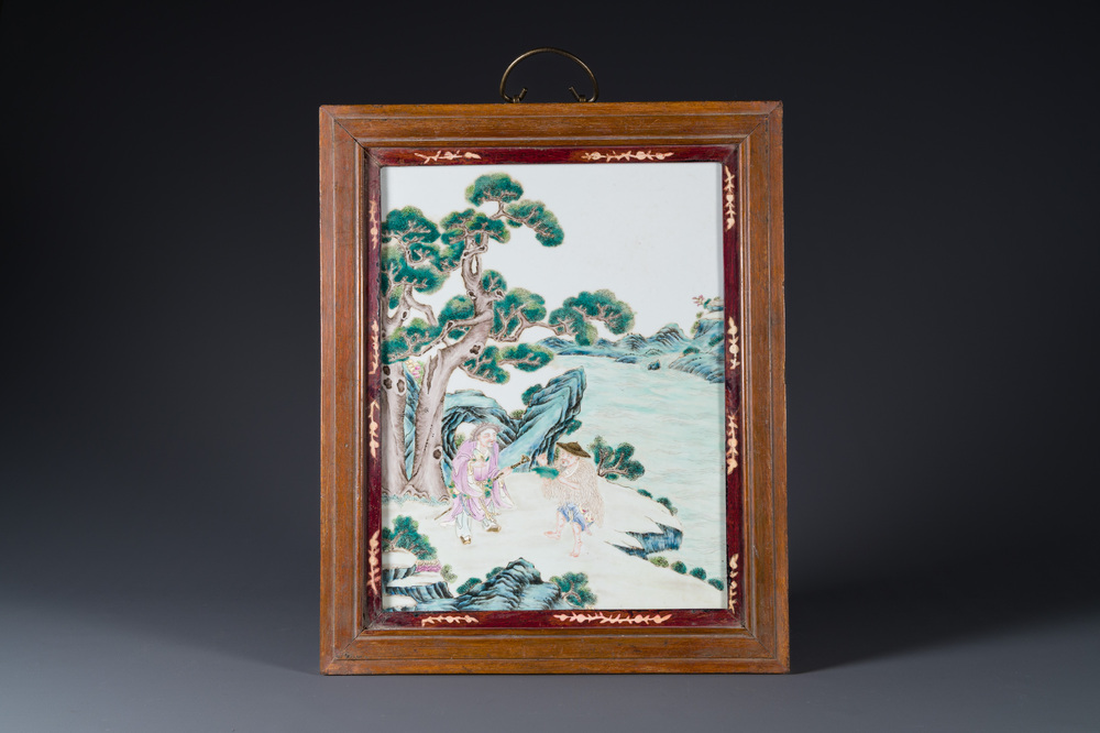 Een Chinese famille rose plaquette met 'twee geleerden in de bergen' met houten lijst, 18/19e eeuw
