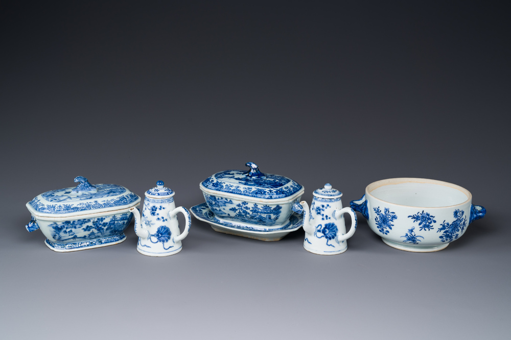 Paire de chocolati&egrave;res et trois terrines en porcelaine de Chine en bleu et blanc, Qianlong