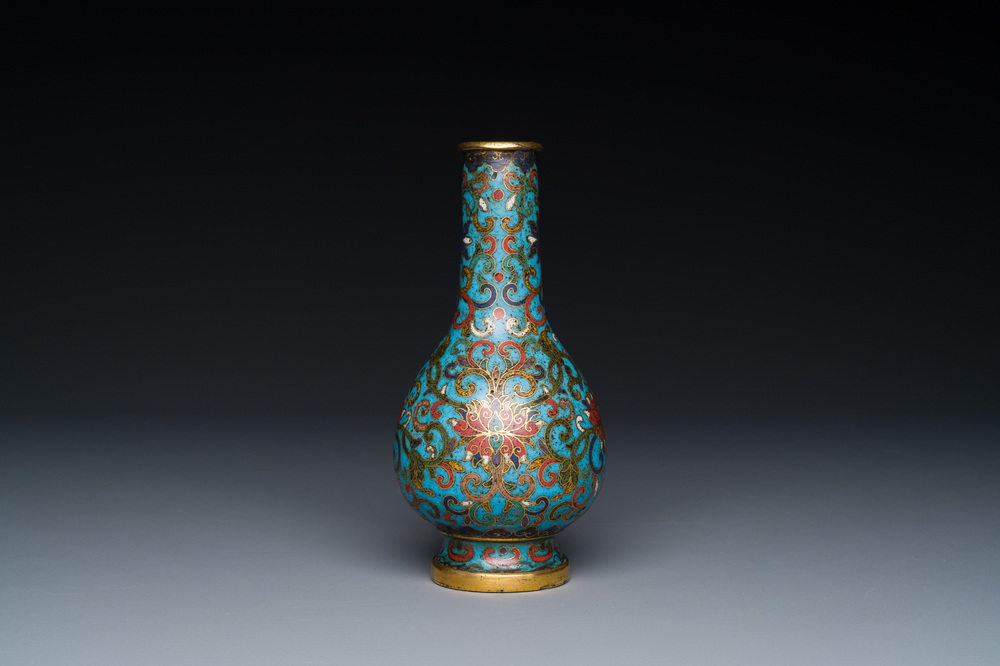 Petit vase de forme bouteille en &eacute;maux cloisonn&eacute;s &agrave; d&eacute;cor de rinceaux de lotus, Chine, marque et &eacute;poque de Qianlong