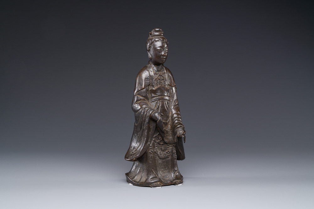 Een Chinese bronzen figuur van een staande Guanyin, Ming