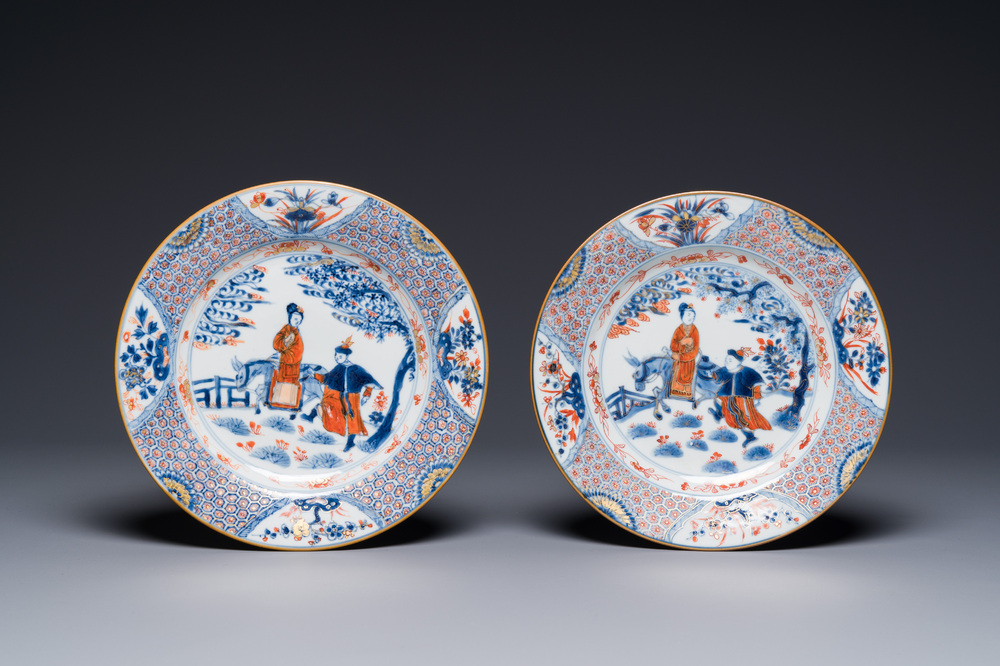 Een paar Chinese Imari-stijl 'Xi Xiang Ji' borden, Kangxi