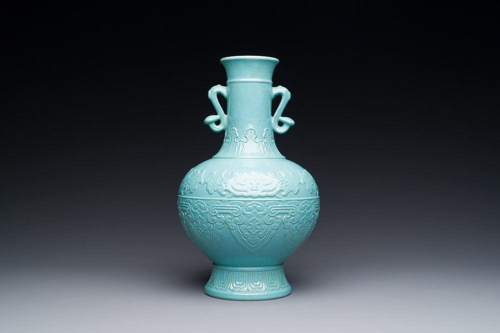 Een Chinese monochrome turquoise geglazuurde vaas met ruyi handgrepen, Qianlong merk, 19/20e eeuw